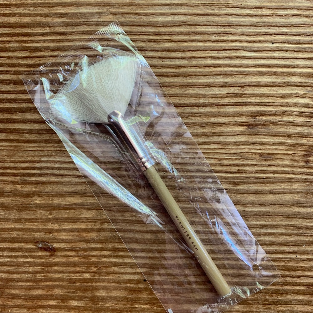 New Bare Minerals Flawless Fan Makeup Brush
